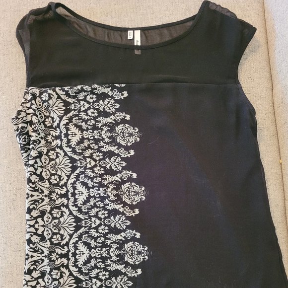 Studio Y Tops - Studio Y Damask Print T Shirt Career Small